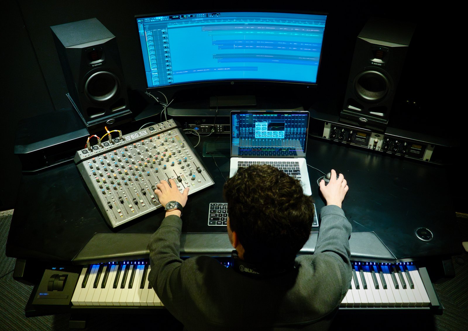 Productor musical en estudio